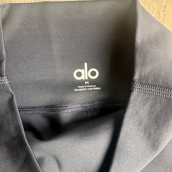 ALO Yoga Black Performance Leggings - Picture 2 of 2